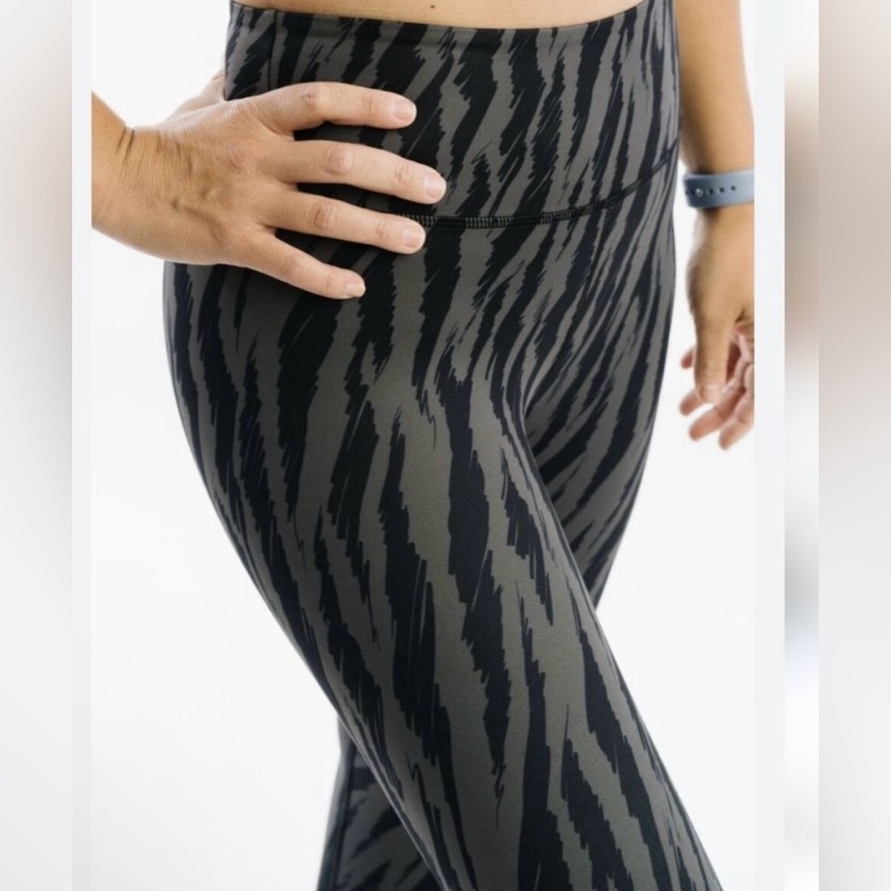 ZYIA Active High Rise Leggings Size 12 Black Gray Abstract Print Athleisure
